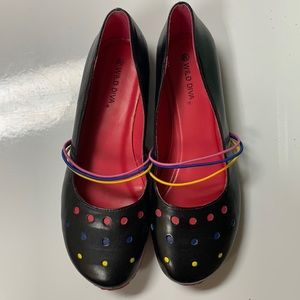 Vintage like new black flats with straps